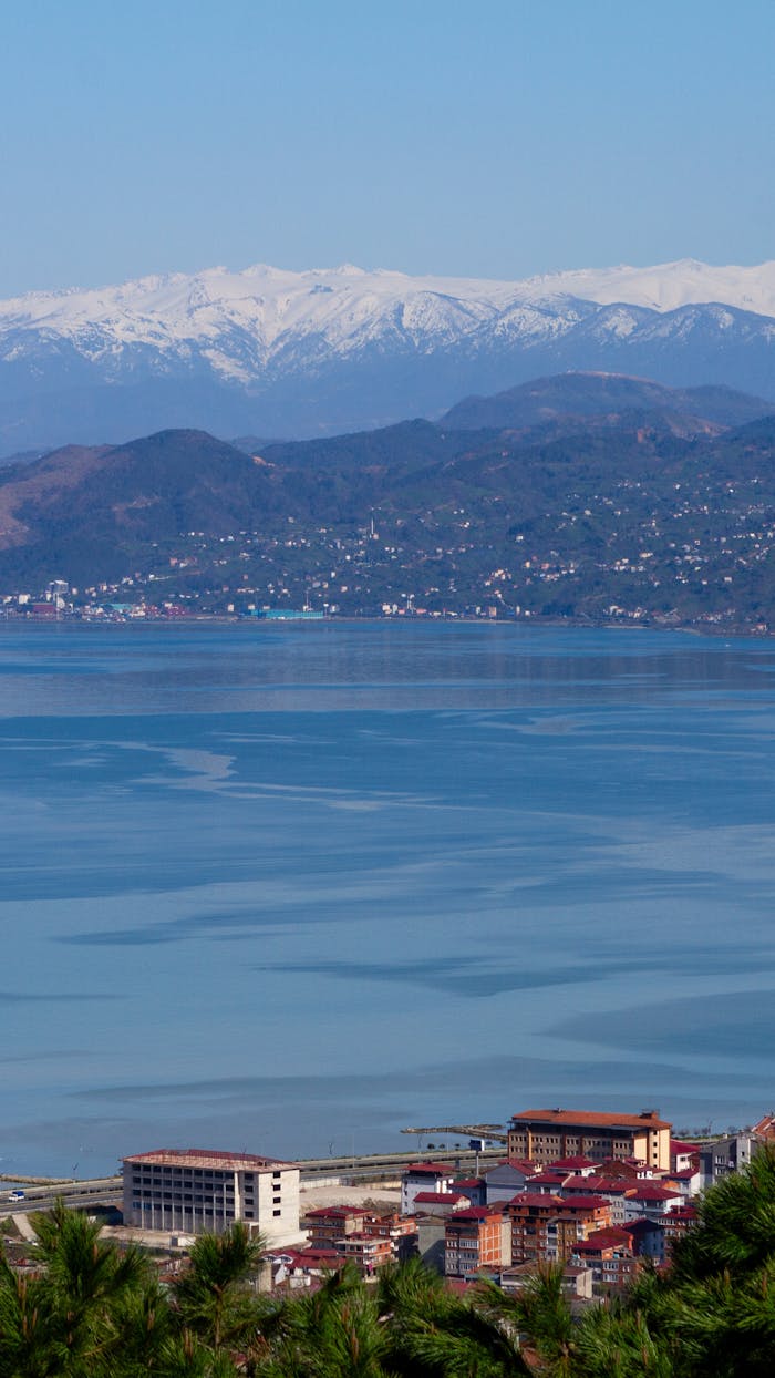 Picturesque town by the sea with stunning mountain backdrop.